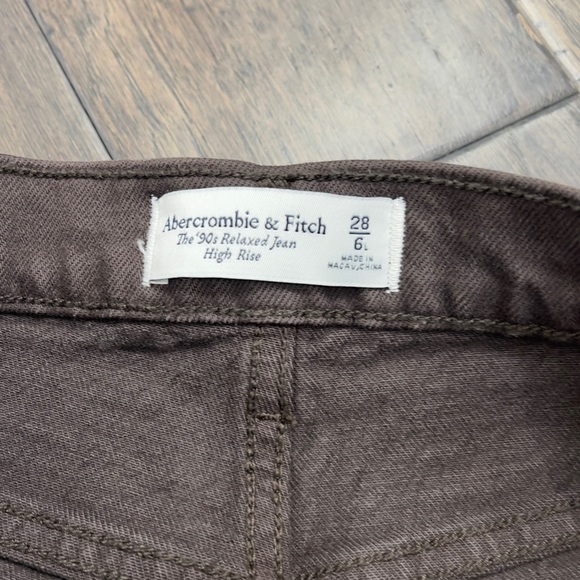 Abercrombie & Fitch the 90's Relaxed High Rise Jeans Dark Brown - Picture 9 of 11